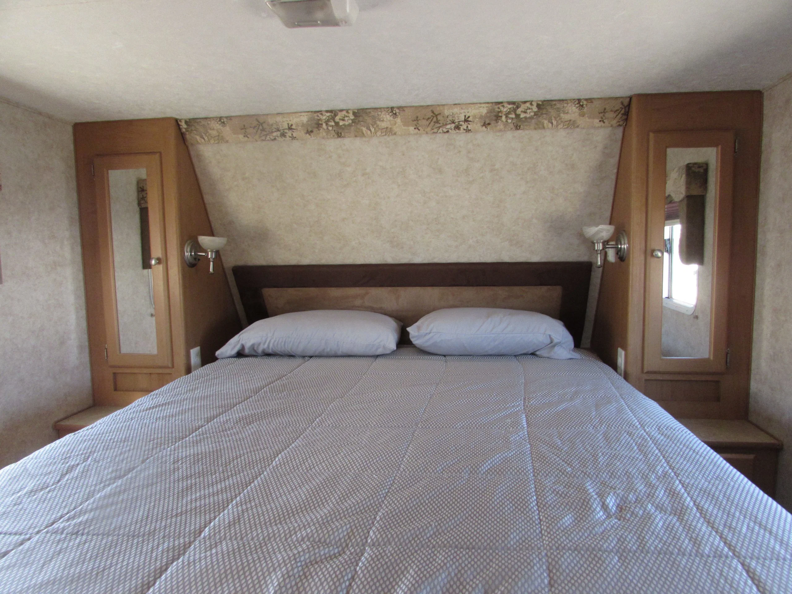 Dormitorio principal con cama de matrimonio