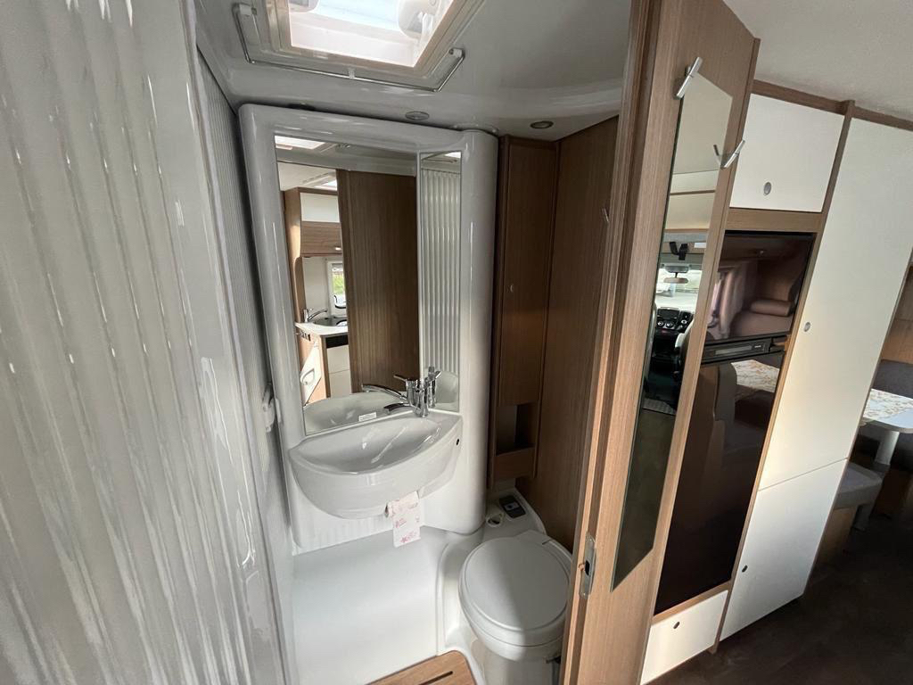Cuarto de baño con lavabo y WC