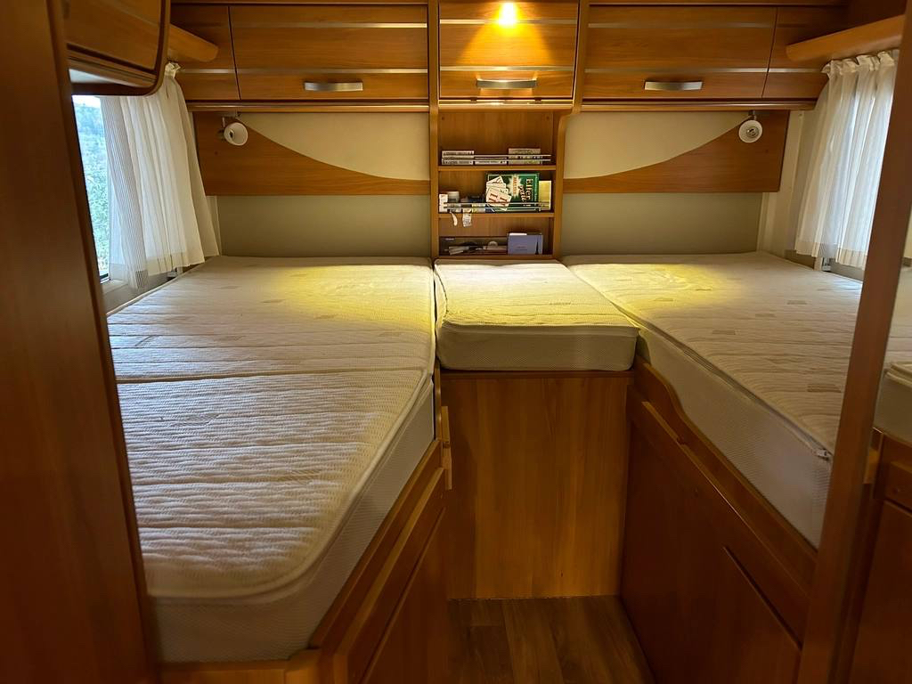 Dormitorio con dos camas y armarios