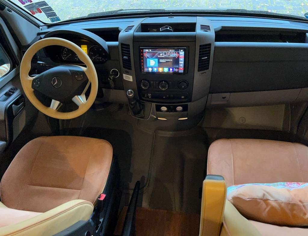 Puesto de conducción con volante Mercedes-Benz