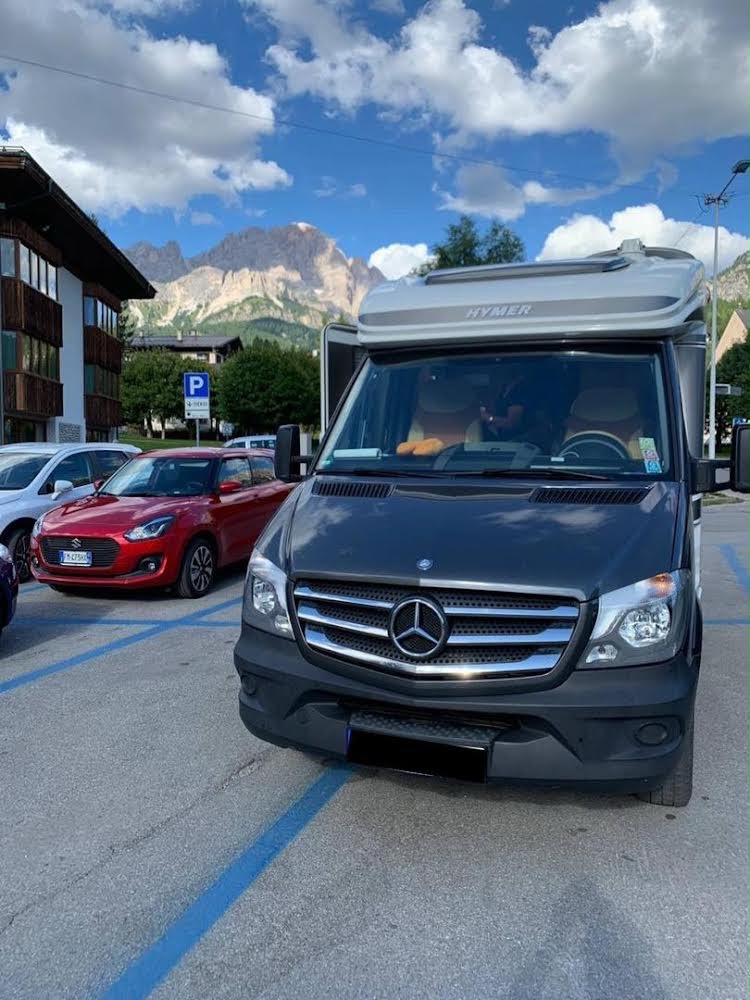Parte delantera de la autocaravana Hymer con base Mercedes-Benz