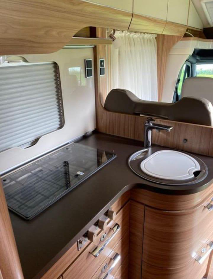 Cocina equipada con placa y fregadero