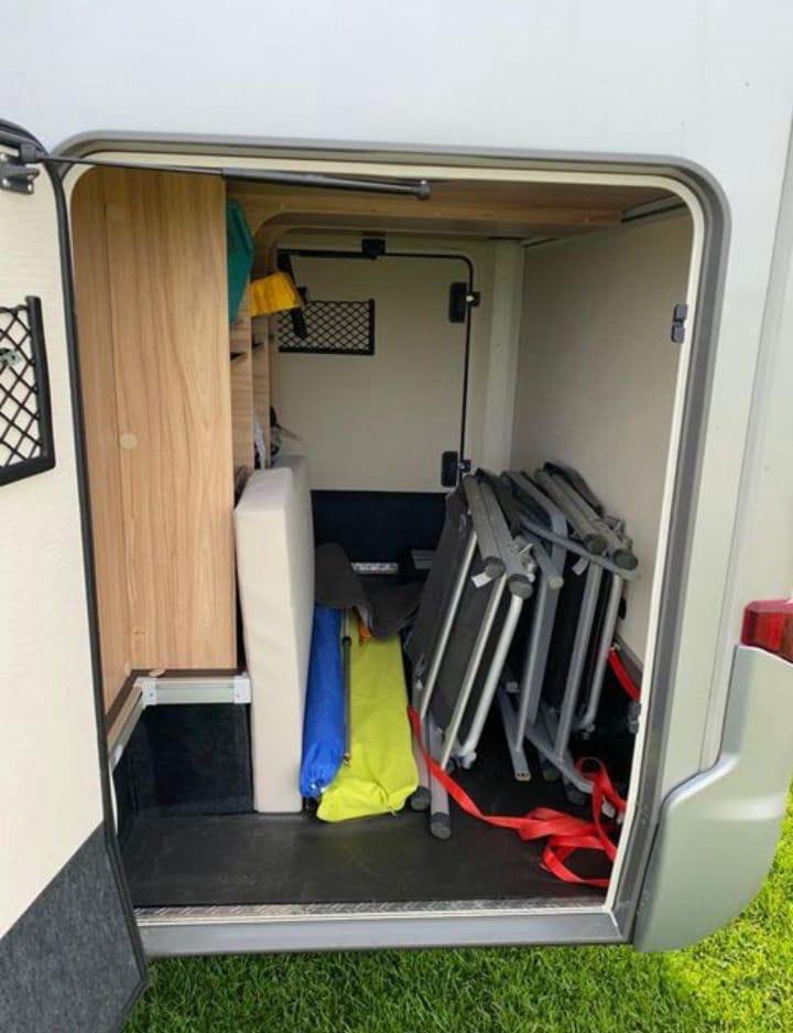Garaje exterior con espacio de almacenamiento
