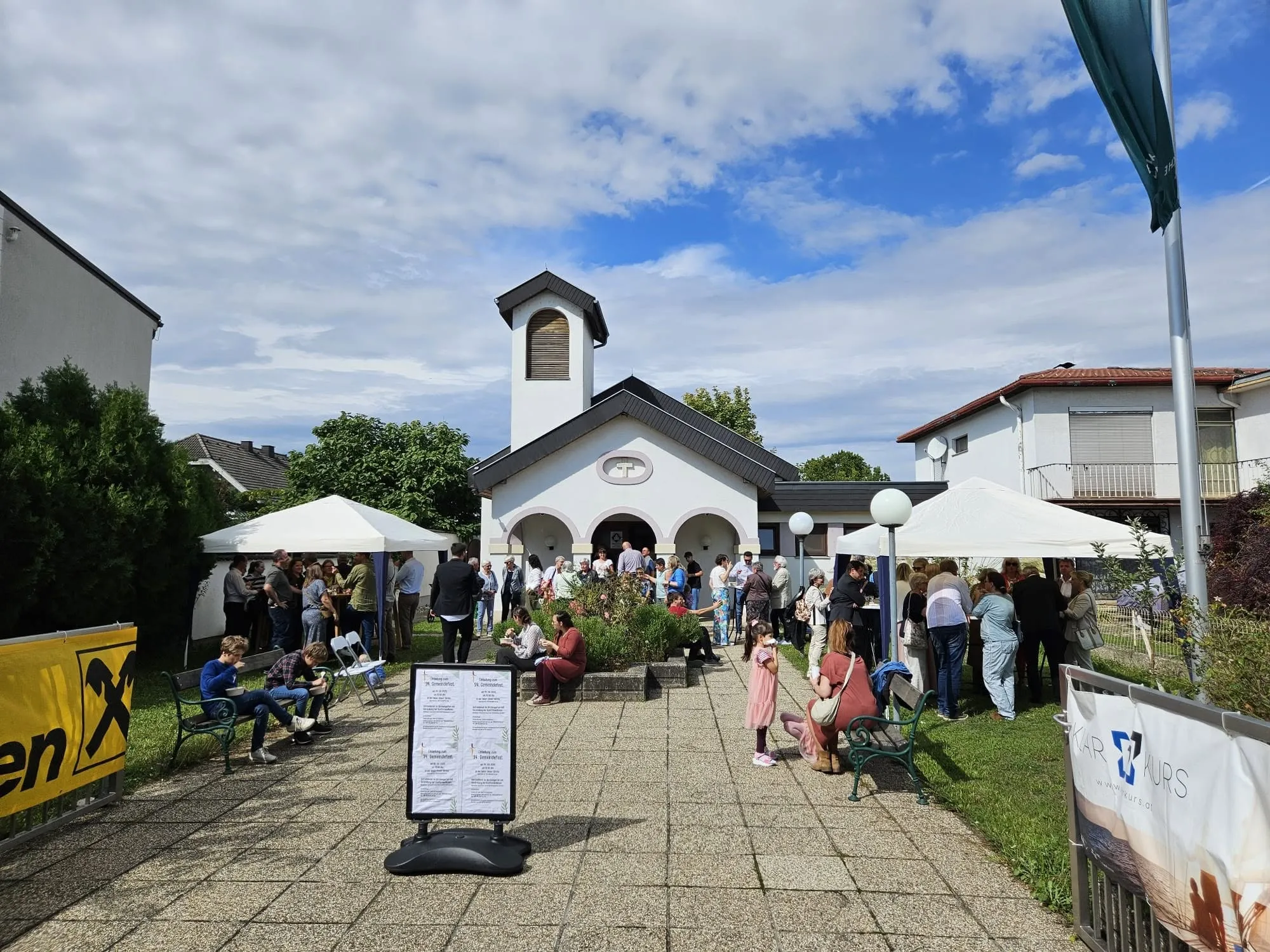 Encuentro de la comunidad evangélica ante la VaterUnser-Kirche de Neusiedl am See